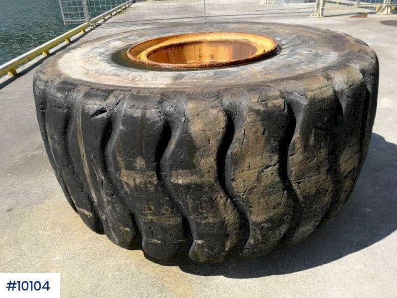 Tires and rims for Volvo A40