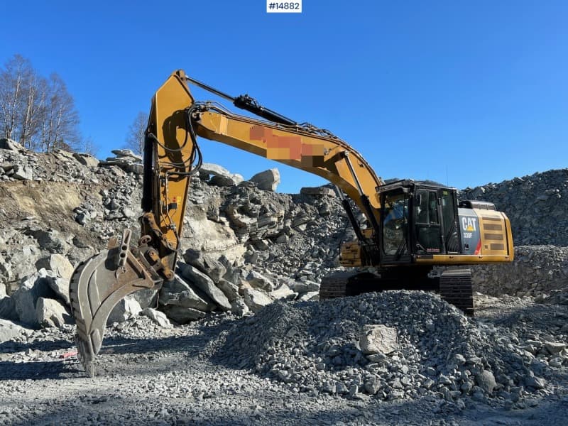 2016 CAT 330FL Tracked Excavator w/ OilQuick & Digging Bucket