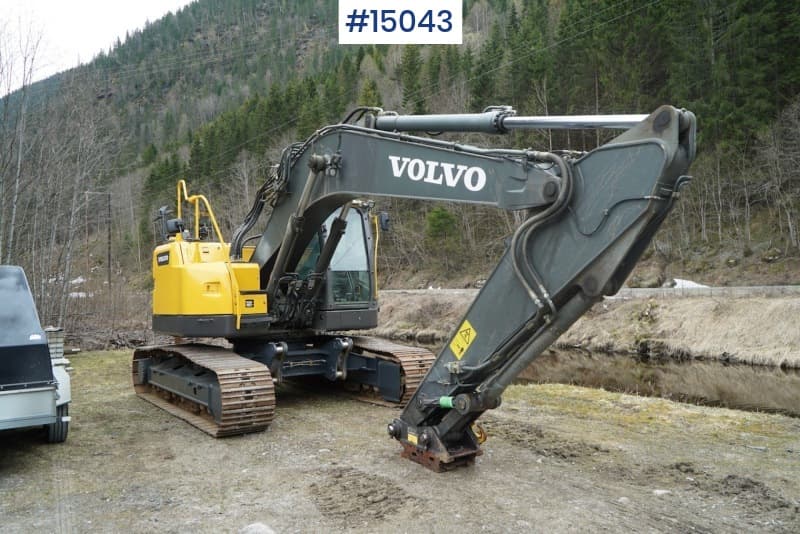 2013 Volvo ECR235DL Excavator w/ bucket and rotor tilt.