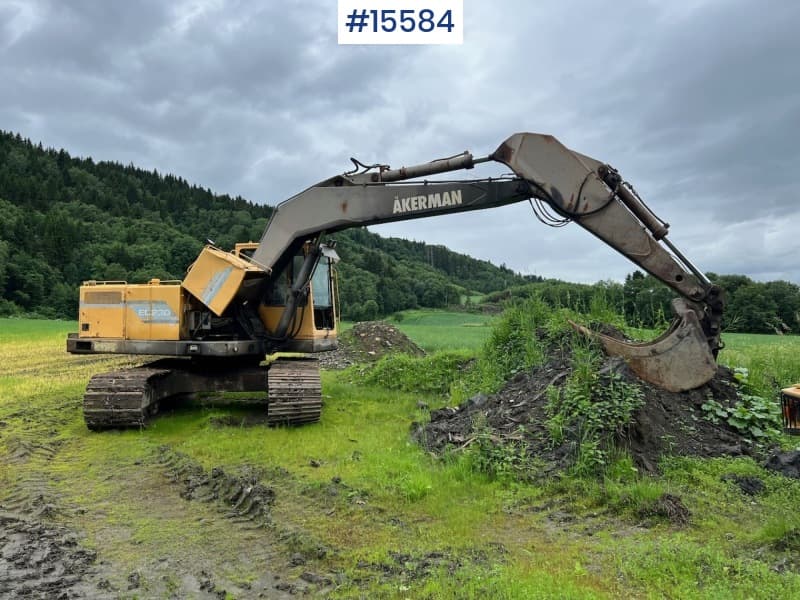 1992 Åkerman EC230 excavator w/ 2 buckets.