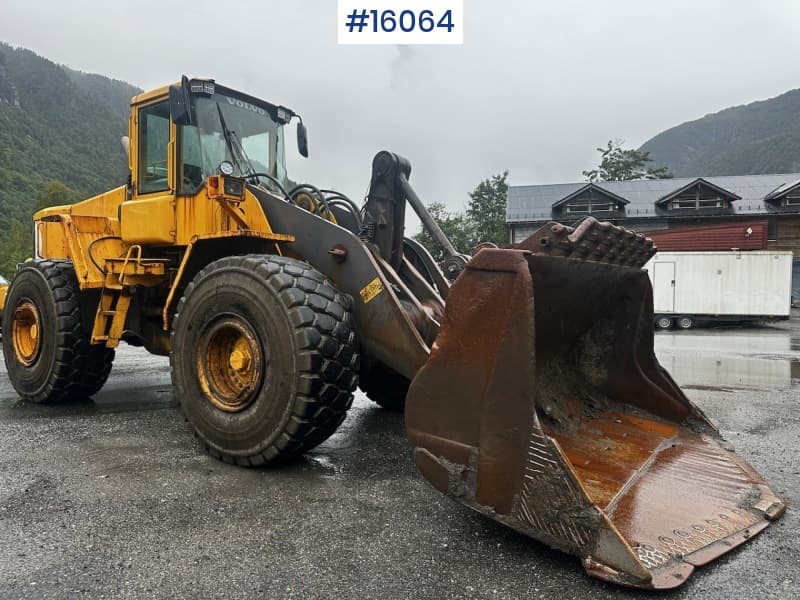  2003 Volvo L180E Wheel Loader w/ Bucket and good tires.