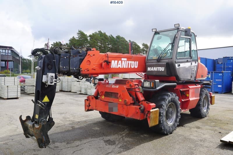 2006 Manitou MRT 2540M with bucket and fork