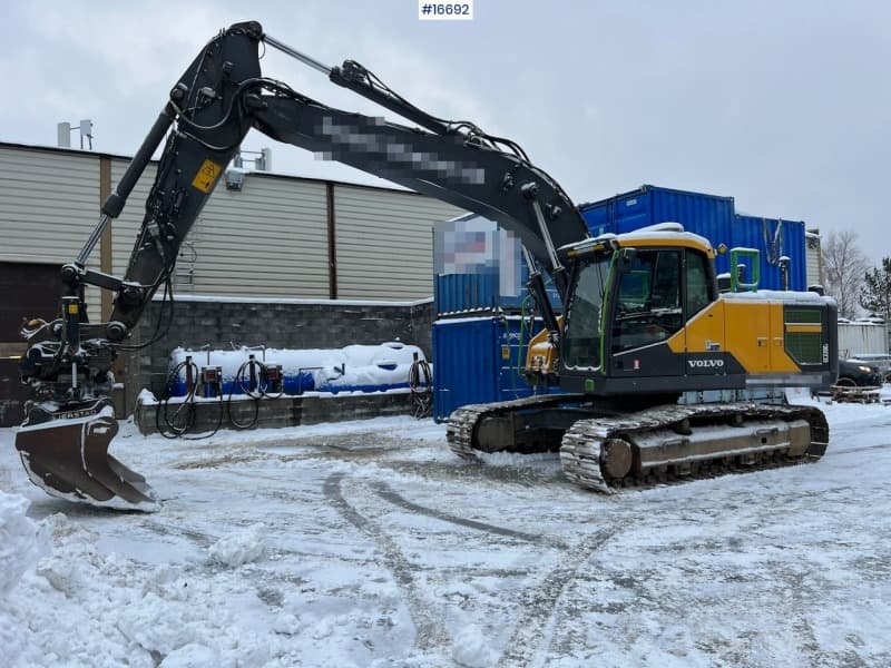  2019 Volvo Ec 220EL excavator w/ rotor tilt, sanding bucket, digging bucket, cleaning bucket, narrow bucket and GPS (Dig assist)