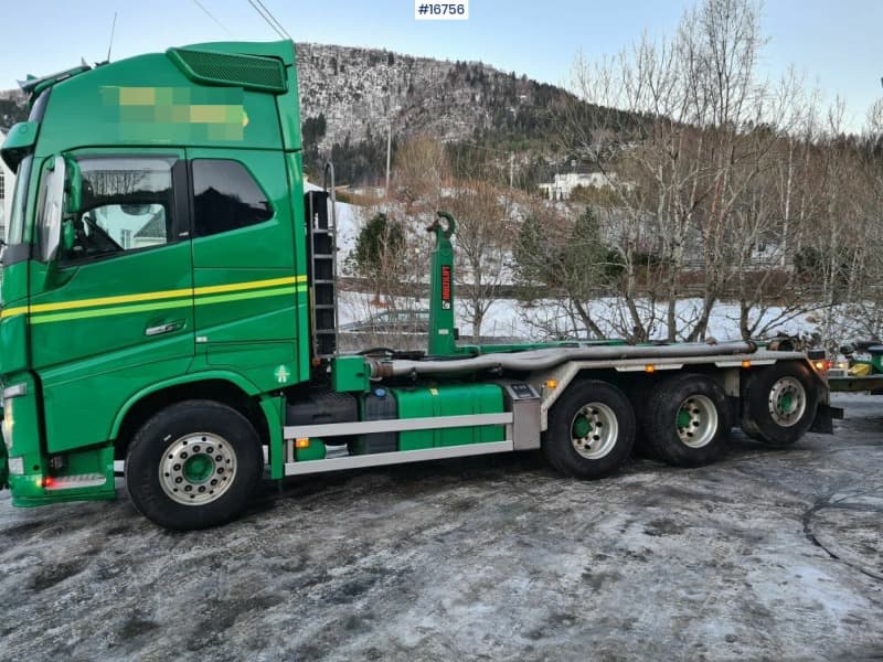 2018 Volvo FH 8x4 hooklift truck w/ 24h multilift and compressor
