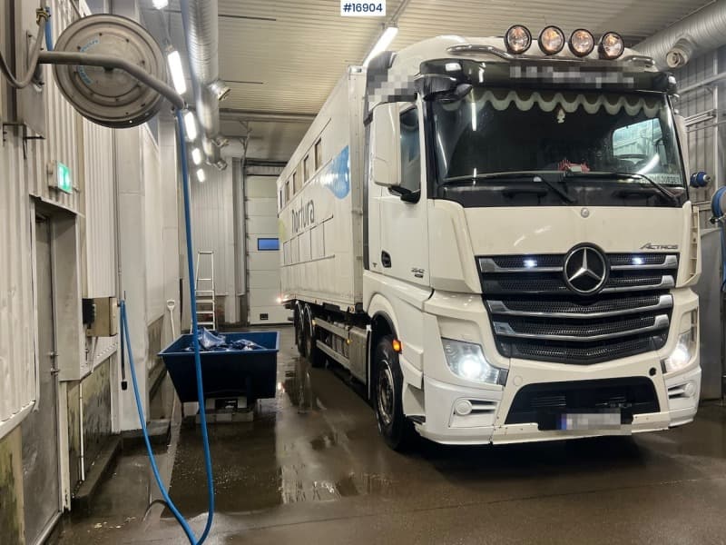  2013 Mercedes Actros Animal transport truck w/ lift