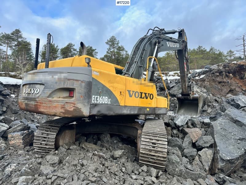  2004 Volvo EC360 BLC Tracked excavator w/ digging bucket and GPS.