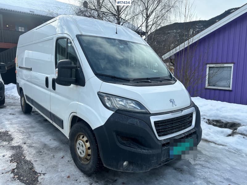 2019 Peugeot Boxer w/ Lift and 2 sets of tires.