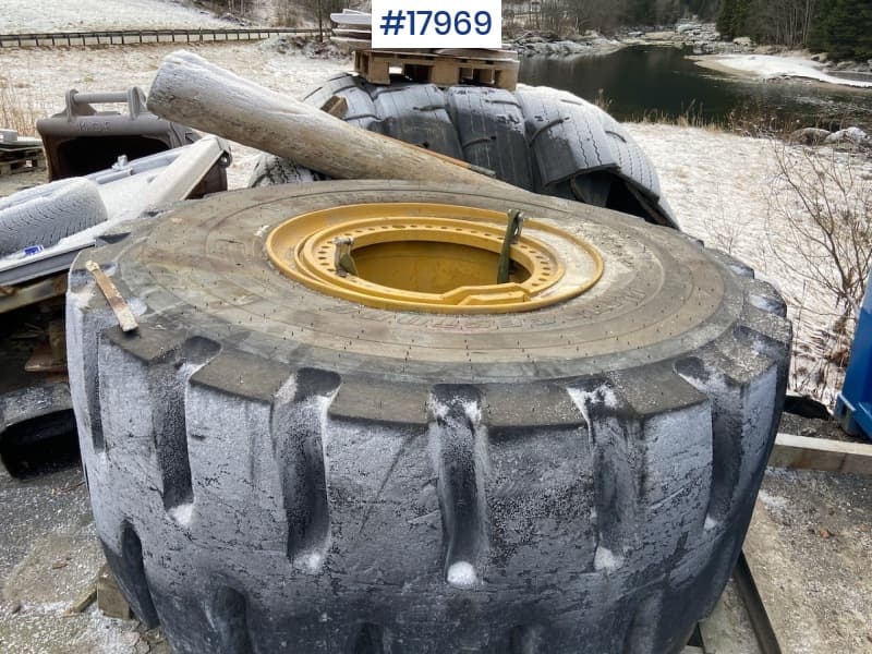  2018 Bridgestone 35/65R33 Wheel Loader Tires and Rims