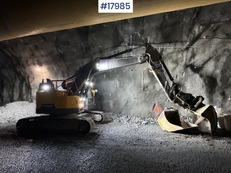  2021 Volvo ECR235EL Tracked excavator w/ Rototilt, GPS, Oilquick and 2 buckets.