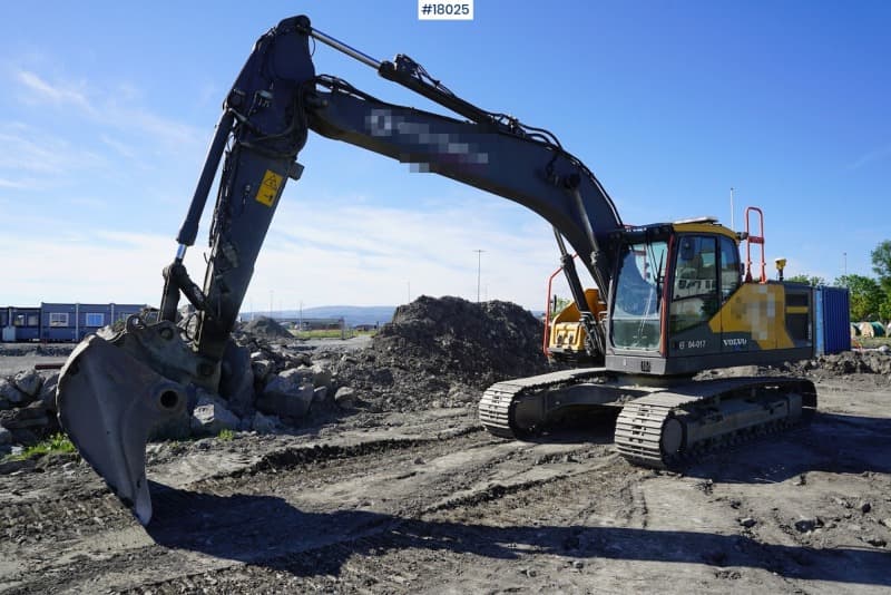  2017 Volvo EC220EL excavator with Engcon tilt, Trimble 3D GPS and sanding bucket