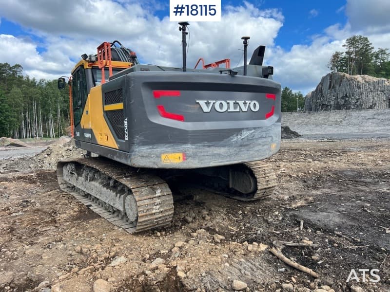 2017 Volvo EC250EL Excavator w/ gps, Digging bucket and hydraulic sanding bucket