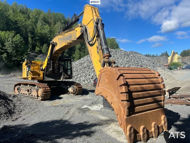 2018 Caterpillar 374F-XZ Excavator w/ bucket