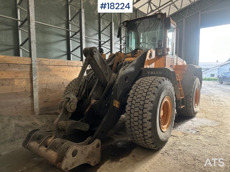 2002 Volvo L120E Wheel Loader w/ bucket.