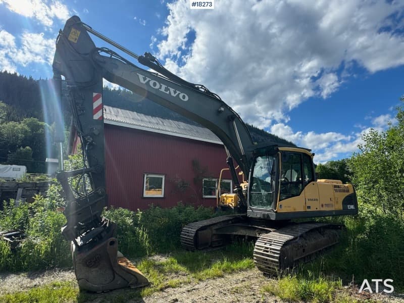 2008 Volvo EC240CL Tracked excavator w/ 2 buckets. Changed chassis.