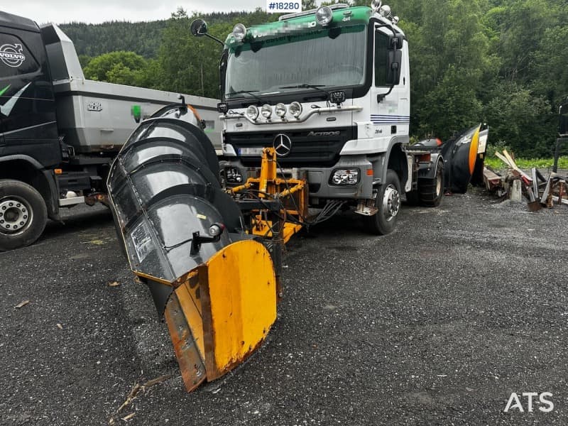 2005 Mercedes Actros 2046 4x4 plow rigged tractor 