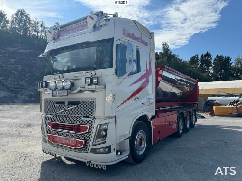 2018 Volvo FH16 8x2 plow rigged hook truck w/ asphalt tub with spreader and tailgate WATCH VIDEO