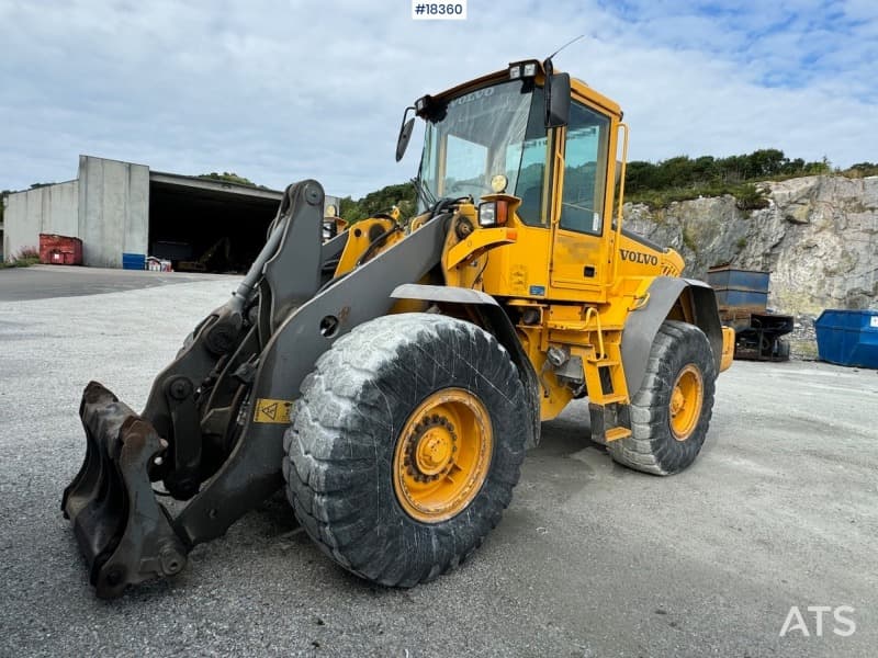 2006 Volvo L90E Wheel loader w/ bucket and scale. WATCH VIDEO