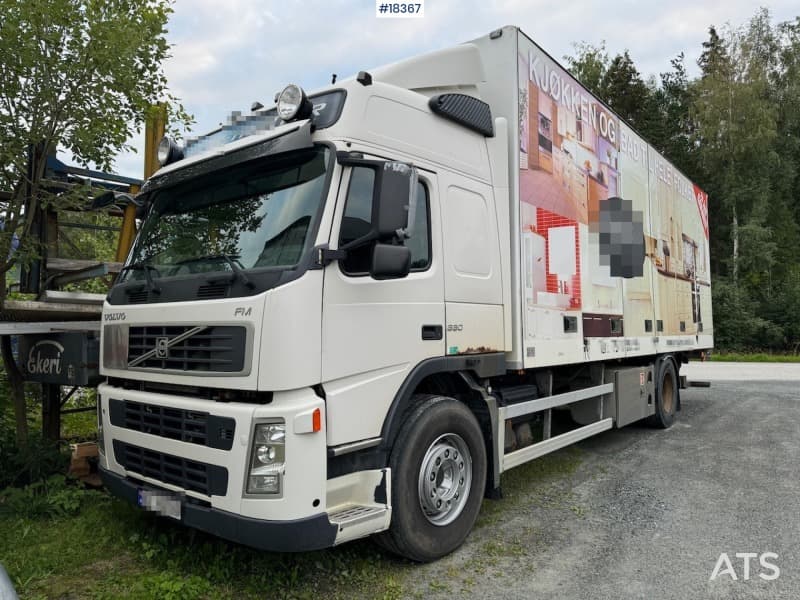 2010 Volvo FM330 4x2 skapbil m/ full sideåpning og lift