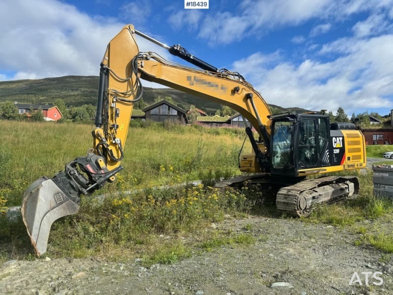  2019 CAT 326FL Tracked excavator w/ GPS, Rototilt, Oilquick and 2 buckets.