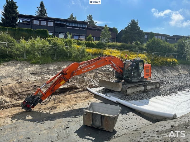  2017 Hitachi ZX225USLC-6 Tracked excavator w/ GPS, Rototilt and 2 buckets.