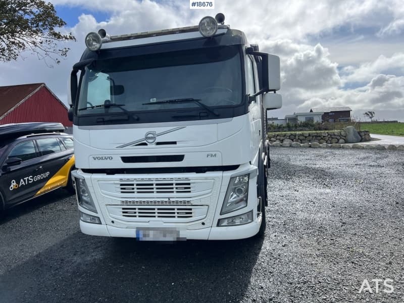 2015 Volvo FM-370 6x2 m/asfaltkasse med hydraulisk kapell og renne. SE VIDEO