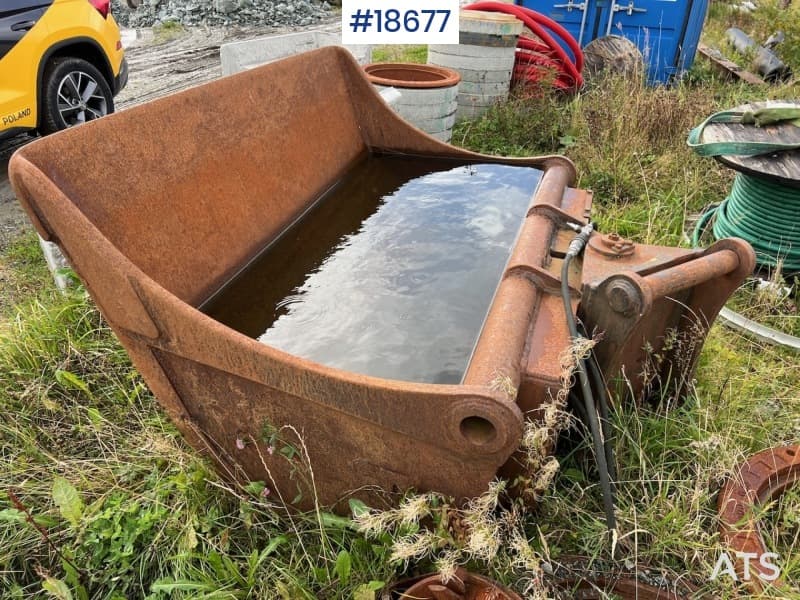 Hydraulic cleaning bucket w/ s70 attachment