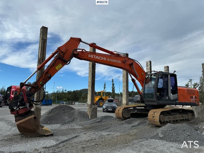 2011 Hitachi ZX210LC-3 Beltegraver m/ GPS, tilt og pusseskuffe