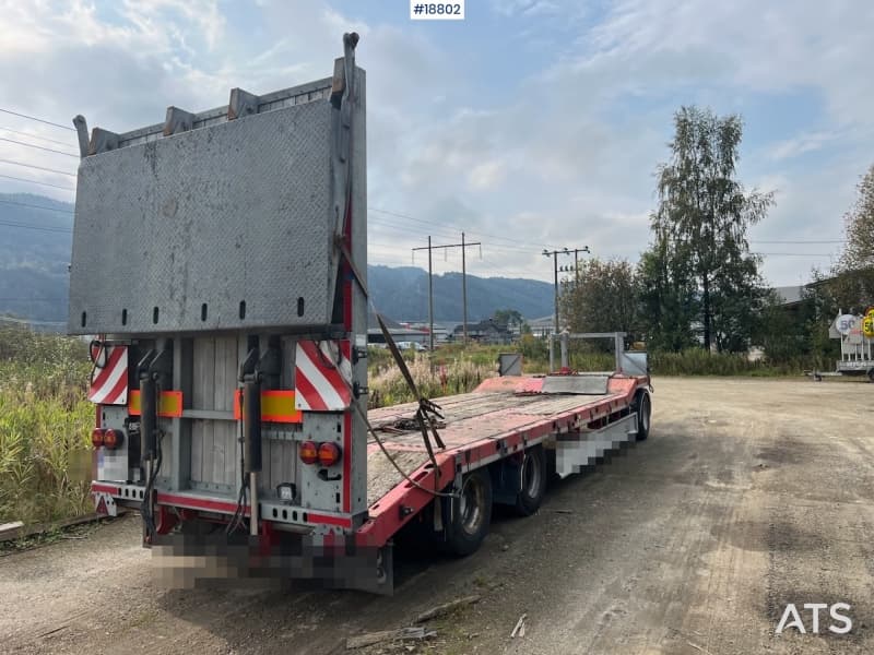 2017 Fliegl Fahrzeugbau Machine trailer w/ Hydraulic drawbridge